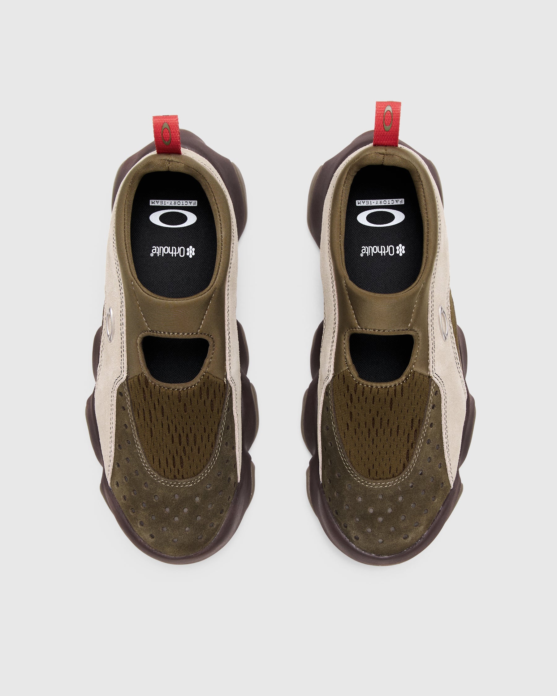 Brain Dead Oakley Factory Team Flesh Sandal in Stone/Olive Homme Essentials
