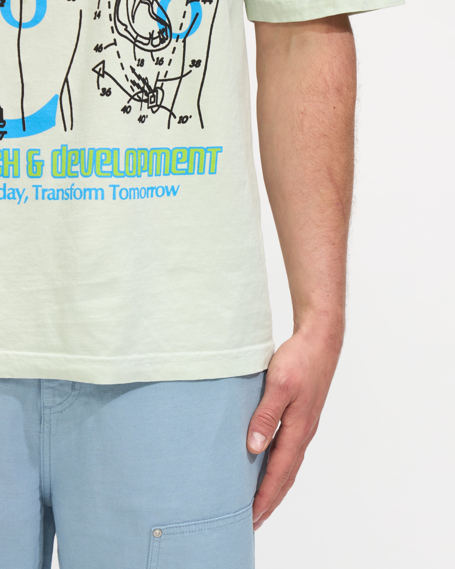 Bueno Research Tee in Green Homme Essentials