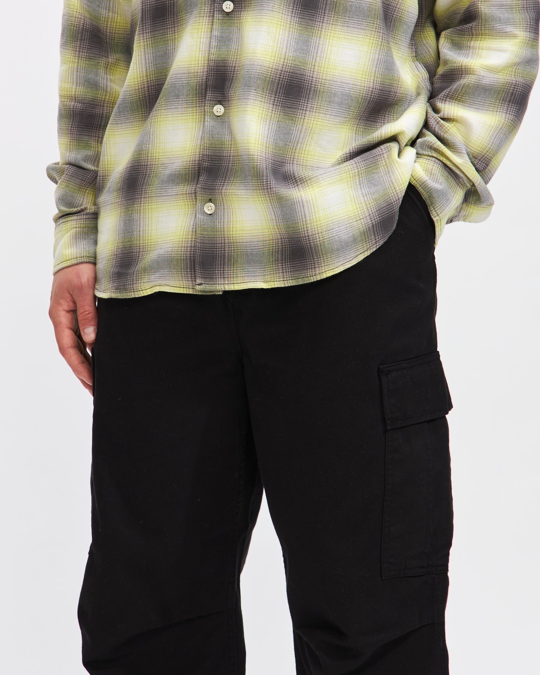 Carhartt WIP Cole Cargo Pant in Black Garment Dyed Twill Homme Essentials