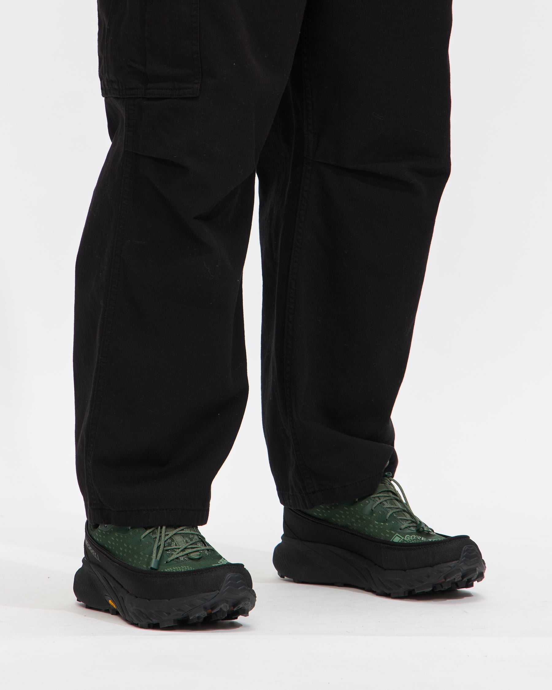 Carhartt WIP Cole Cargo Pant in Black Garment Dyed Twill Homme Essentials