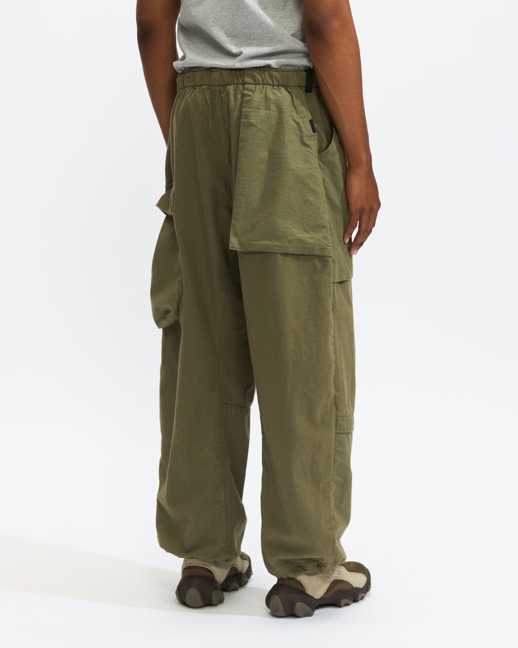 Earth/Studies MP-108 Mountain Pant in Olea Homme Essentials