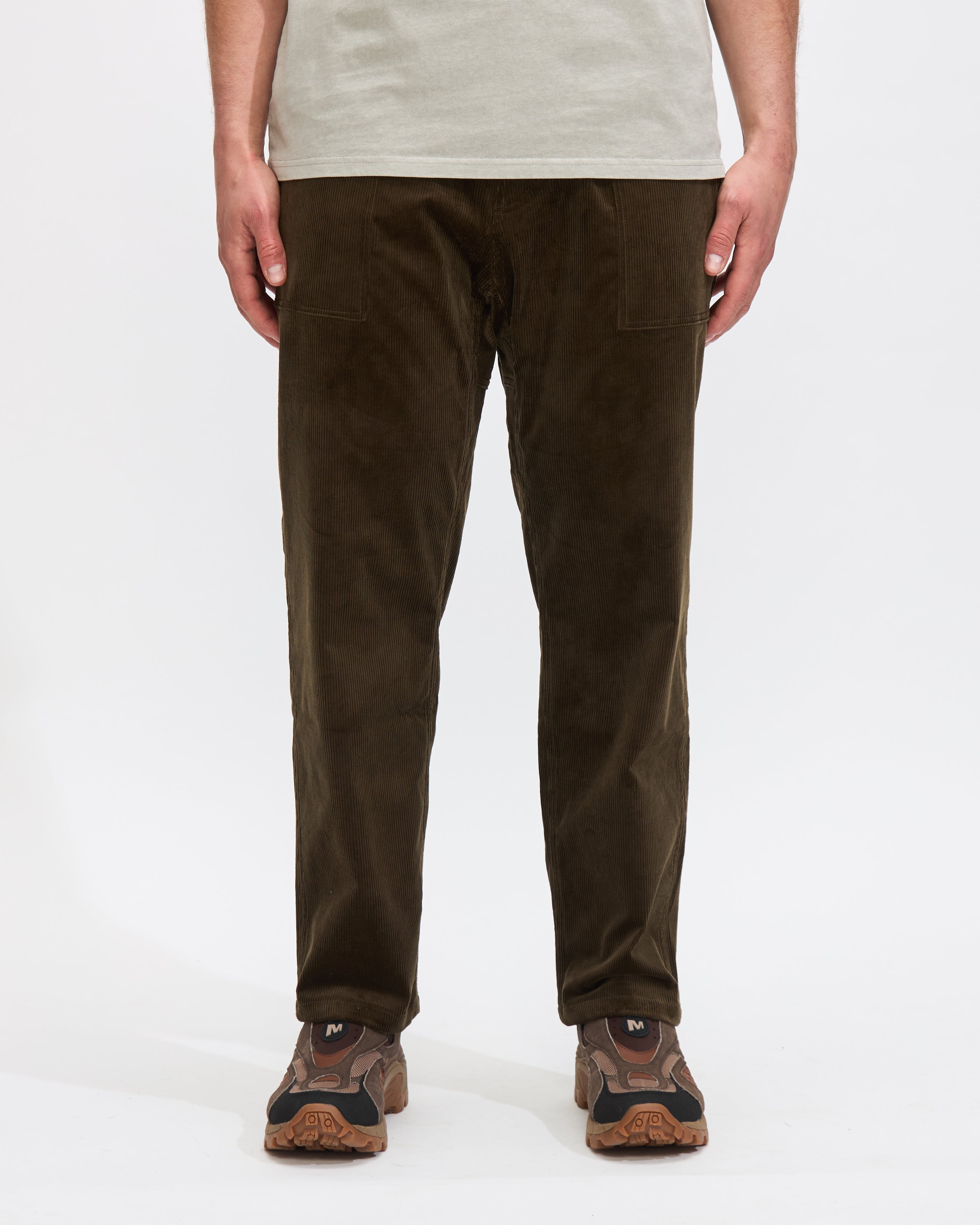 贅沢屋の Gramicci Corduroy Loose Tapered Ridge Pant in Olive Green パンツ