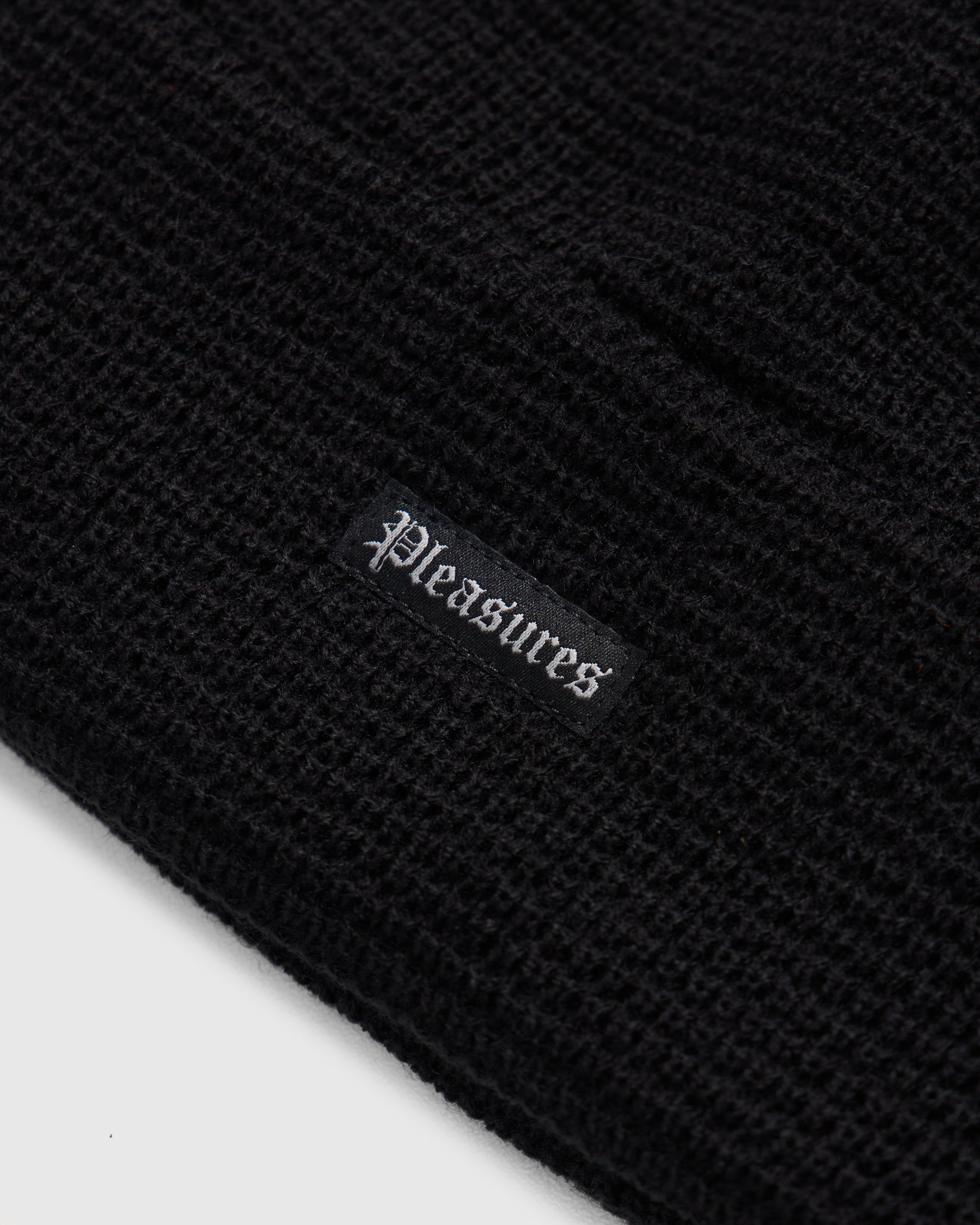Pleasures Old E Waffle Beanie in Black Homme Essentials