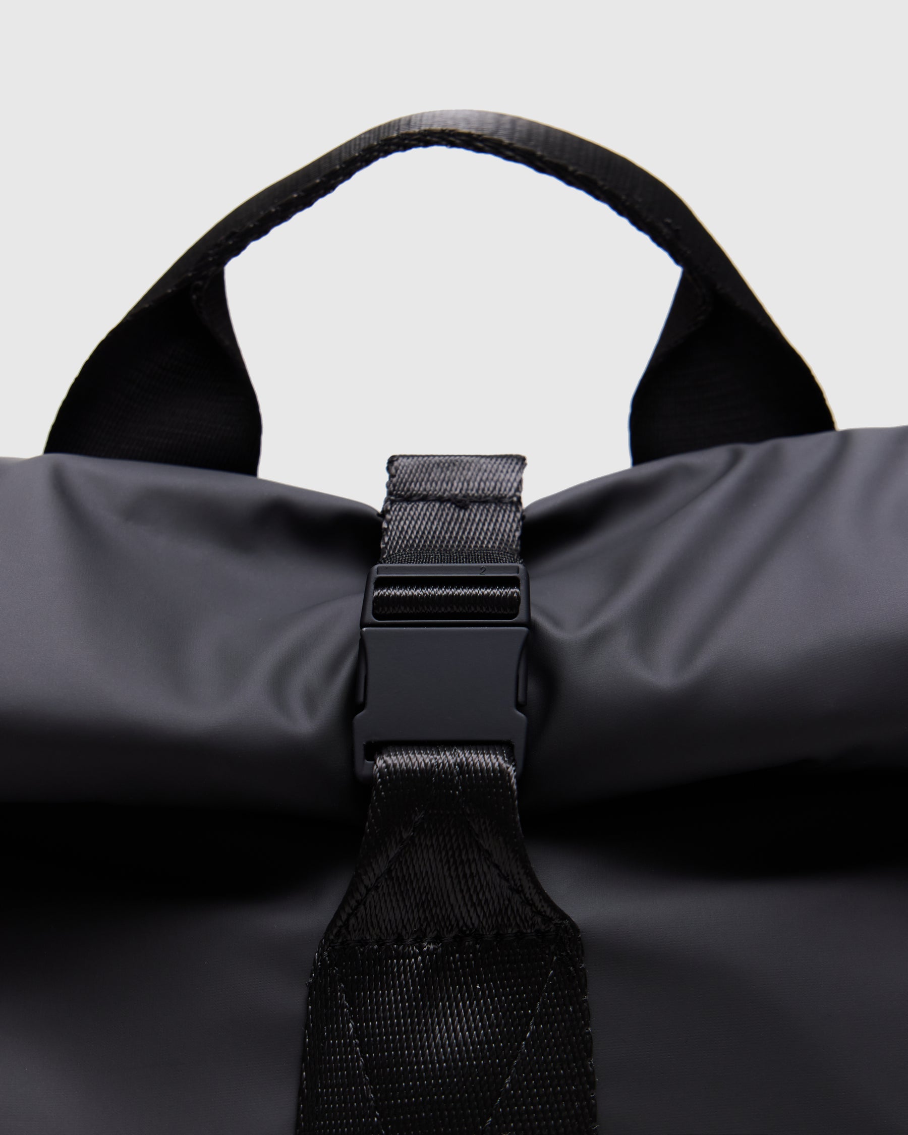 Rains Lunch Bag Large in Black Homme Essentials