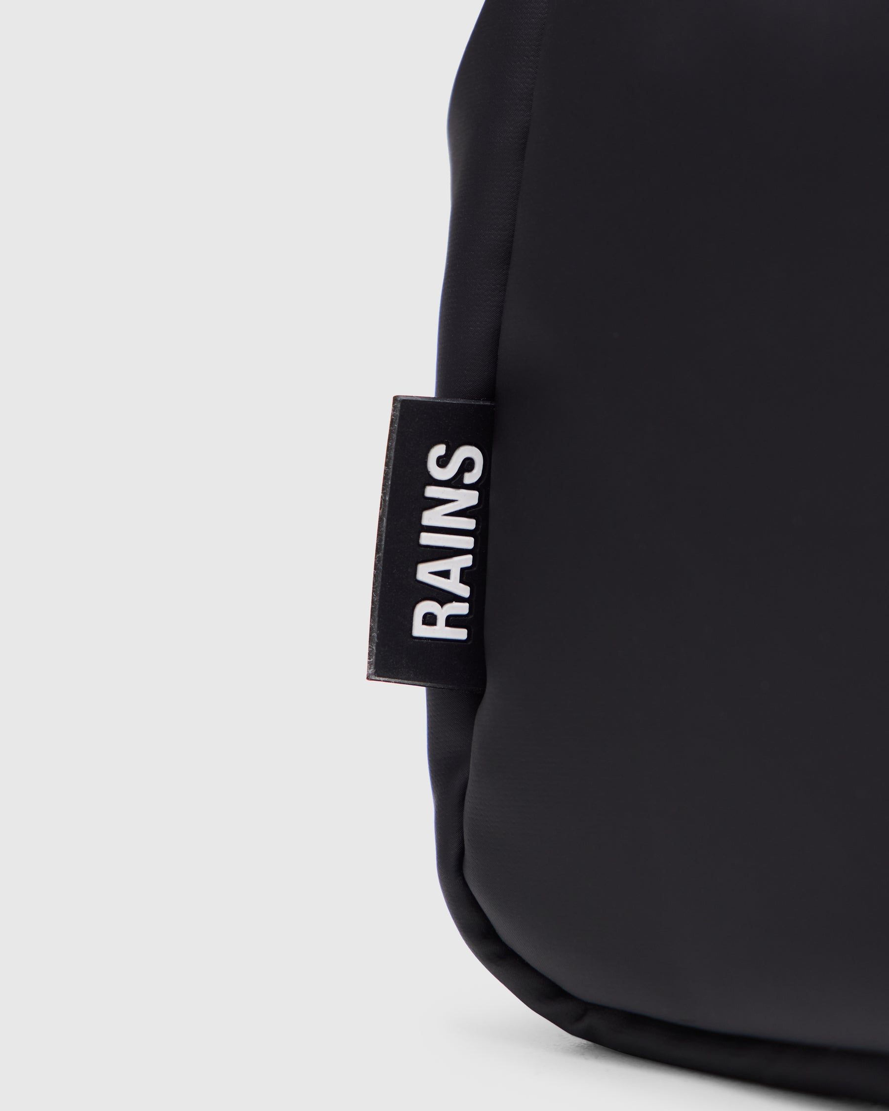Rains Lunch Bag Large in Black Homme Essentials
