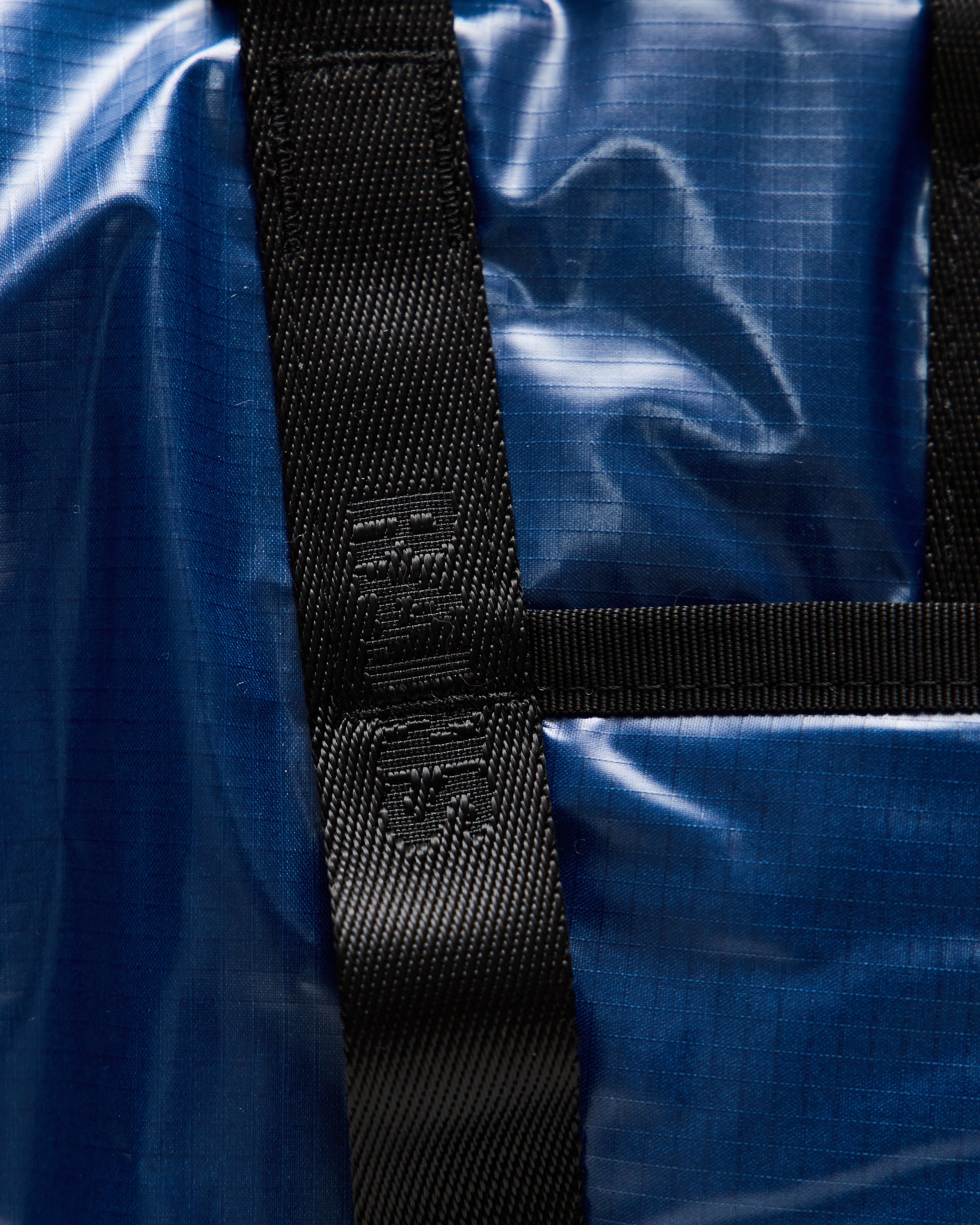 Rains Sibu Weekend Bag in Pulse Homme Essentials