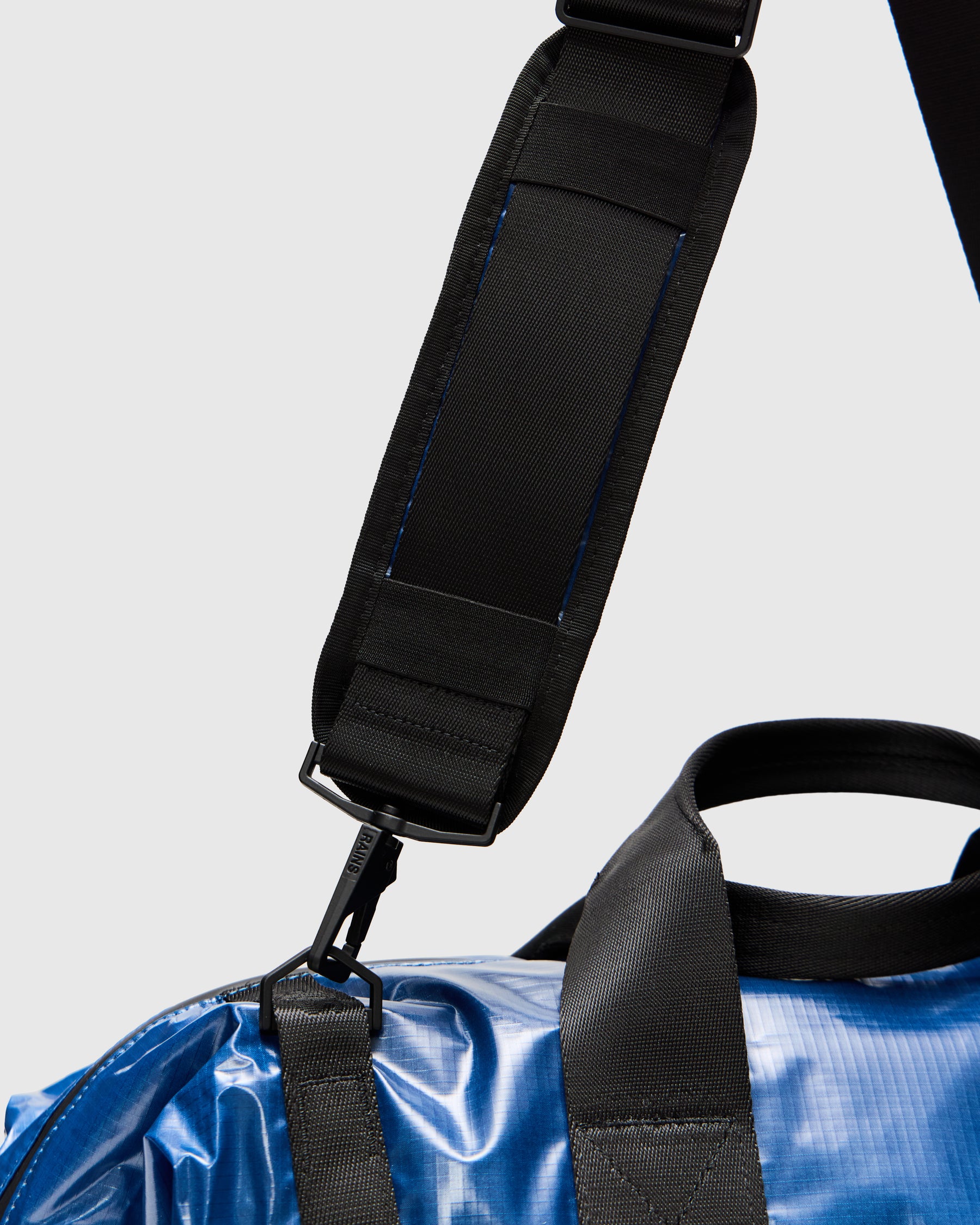 Rains Sibu Weekend Bag in Pulse Homme Essentials