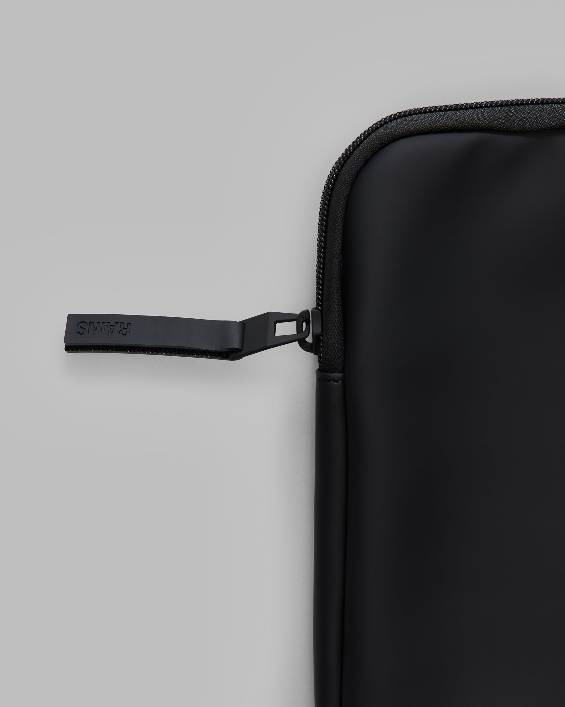 Rains Trail Laptop Case 13"/14" in Black Homme Essentials