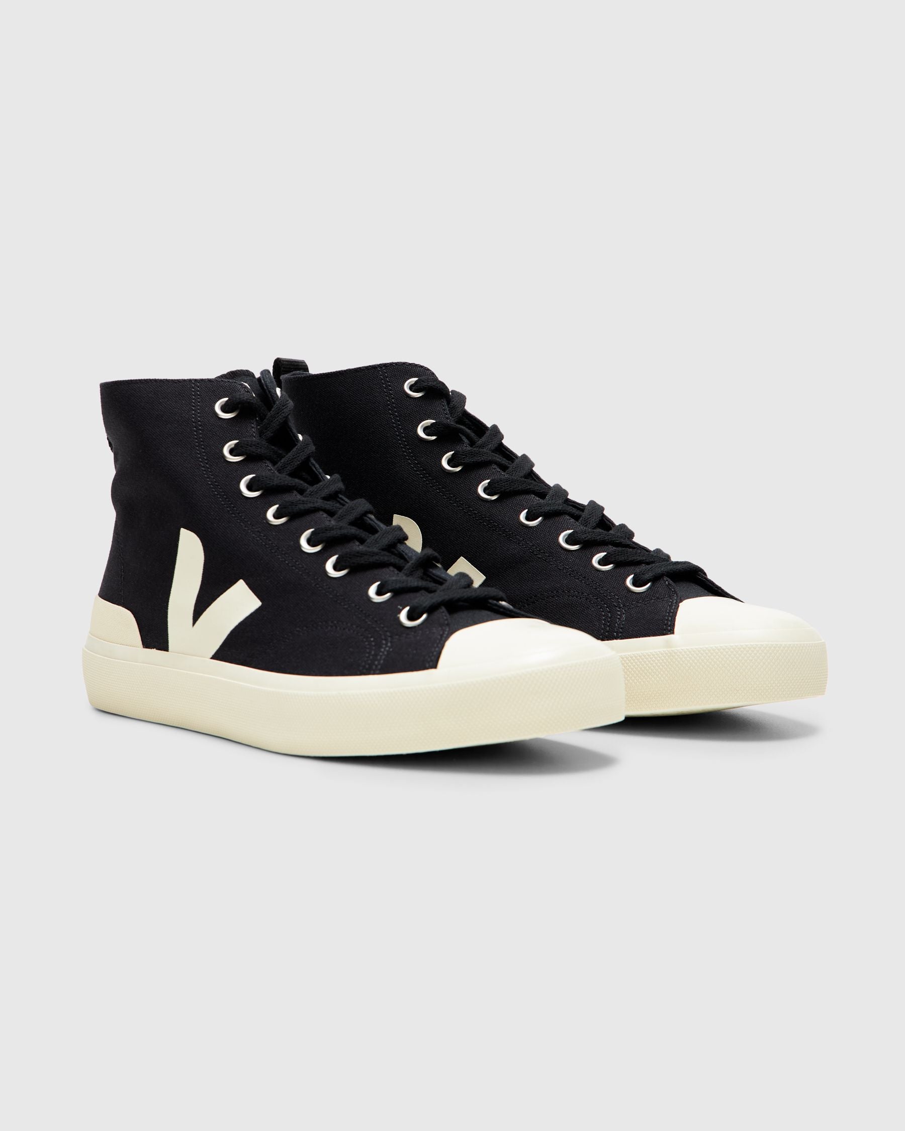 Wata II Canvas in Black Pierre