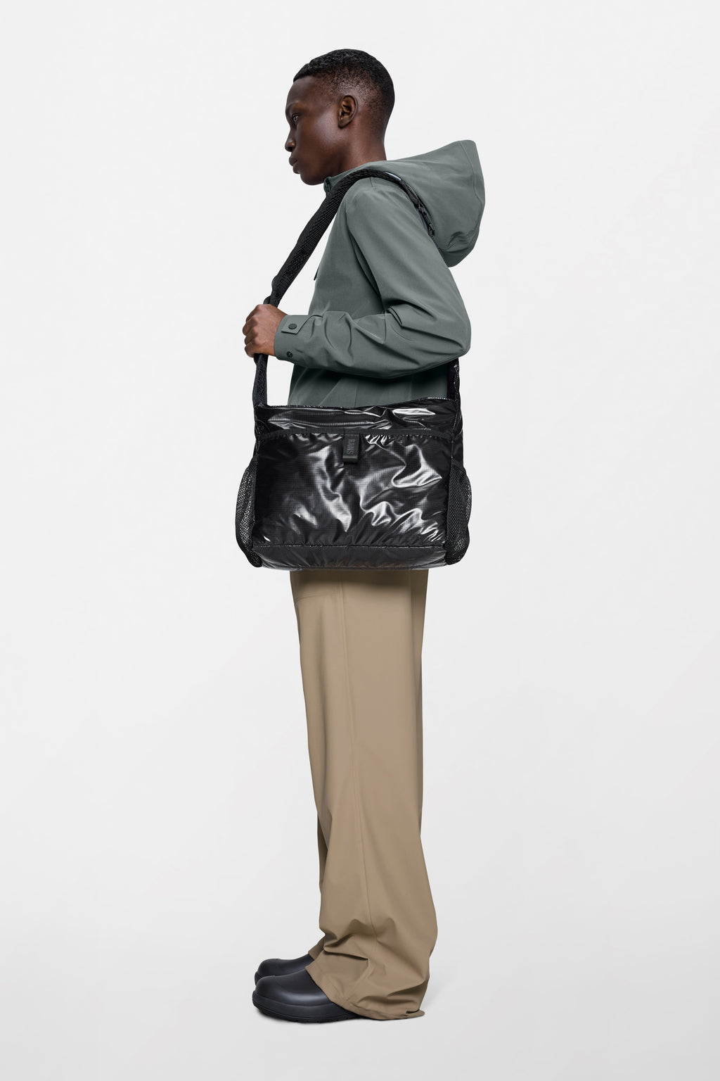 Sibu Messenger Bag in Black