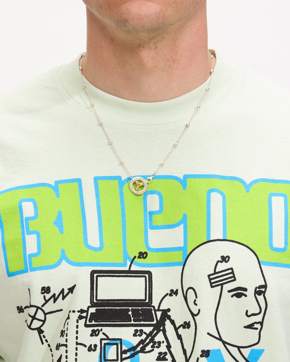 Bueno Research Tee in Green Homme Essentials 