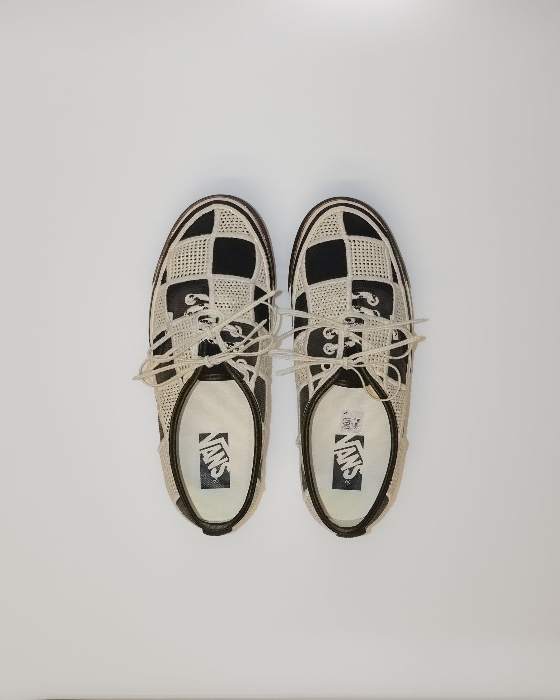 LX Authentic 44 Shell Knit in Black / Egret