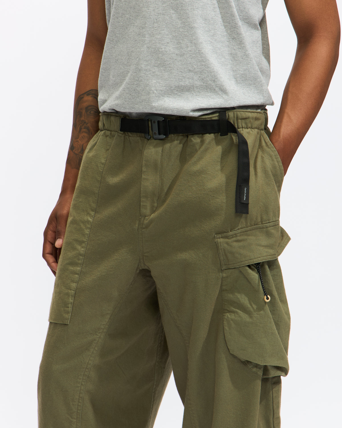 Earth/Studies MP-108 Mountain Pant in Olea Homme Essentials 