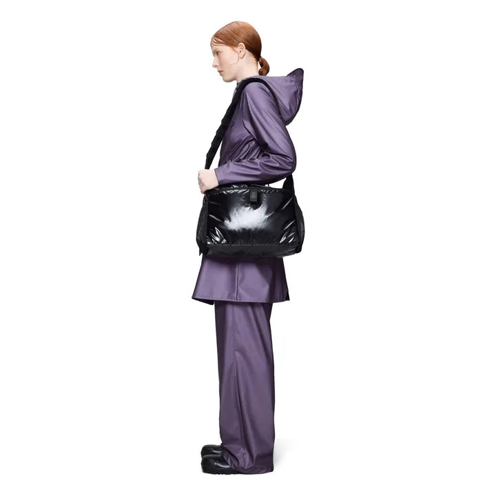 Sibu Messenger Bag in Black